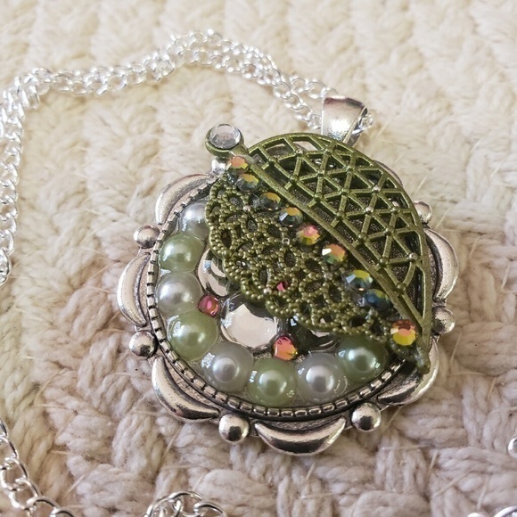 Leafy Handcrafted Necklace - Picture 3 of 5